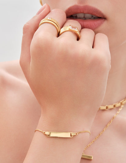 Bar Bracelet in Gold