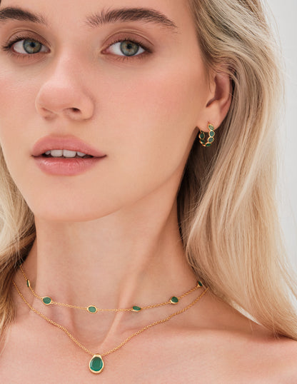 Pebble Agate Station Necklace in Gold