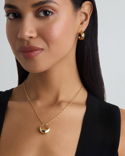 Chunky Circle Pendant Necklace in Gold