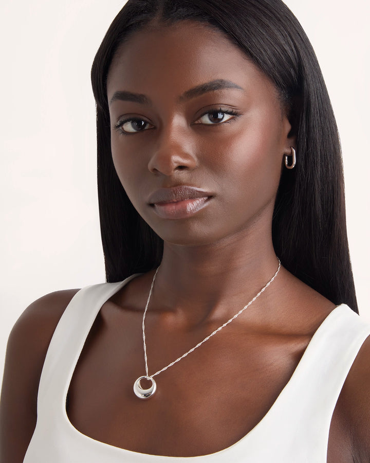 Chunky Circle Pendant Necklace in Silver