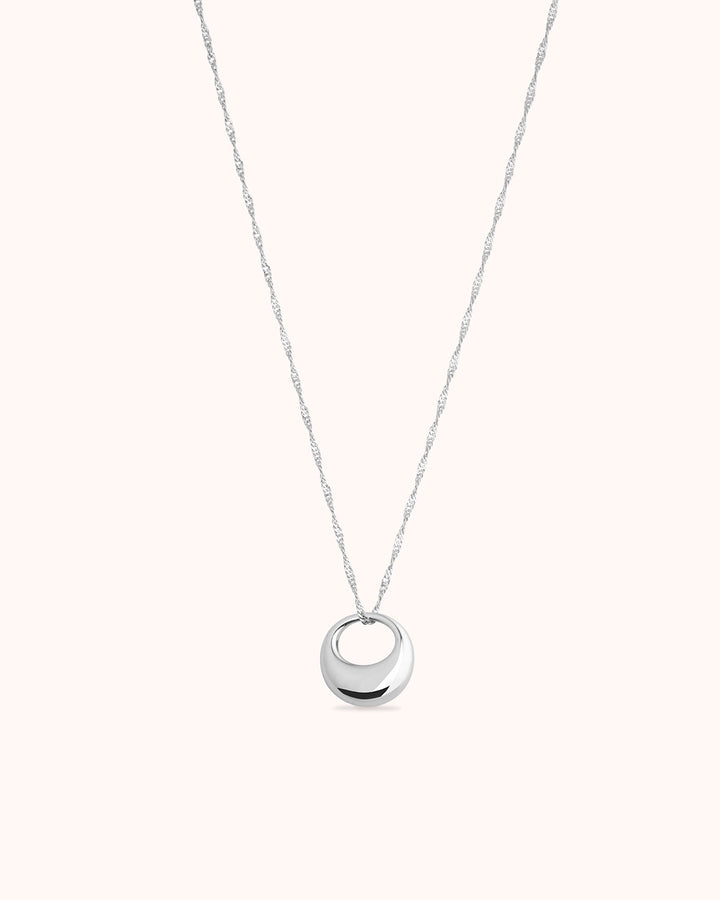 Chunky Circle Pendant Necklace in Silver